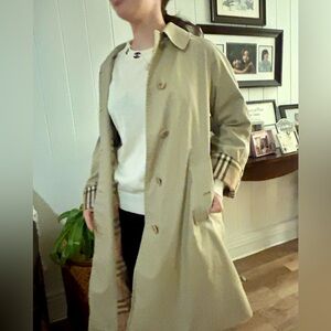 Authentic Burberry with pockets and Hoodie Women's Trench Coat Sz 2 Exquisite